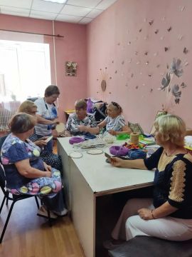 Магия ротанга: в Харцызске осваивают искусство ситцевого плетения