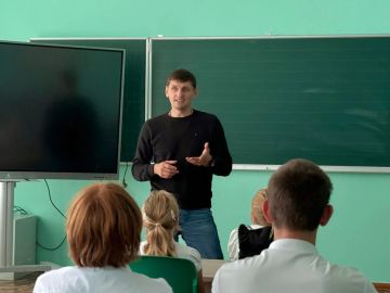 Безопасность в сети: Заведующий сектором молодежной политики администрации Мангушского м.о. Руслан Пономаренко провел лекцию по кибербезопасности для школьников Демьяновки