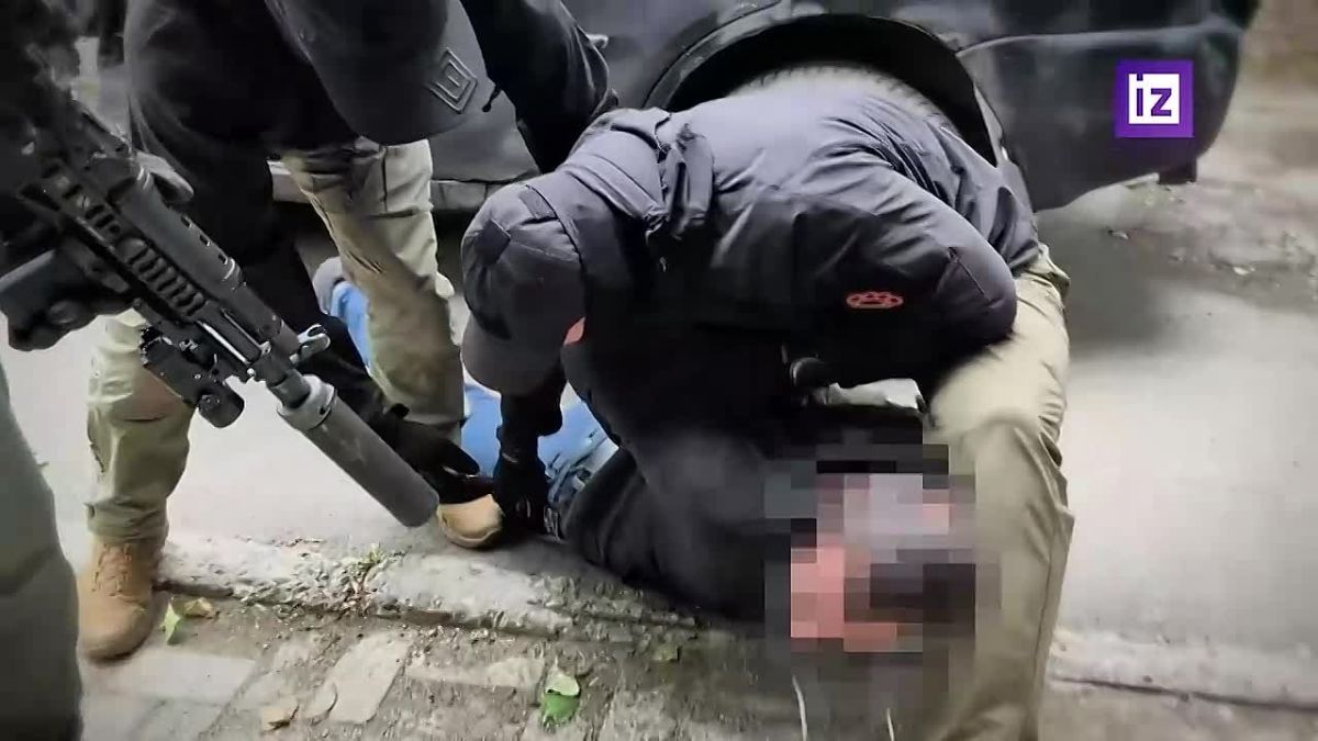 Кадры задержания жителя Донецка, обвиняемого в подготовке теракта у избирательного участка во время голосования, опубликовала ФСБ РФ