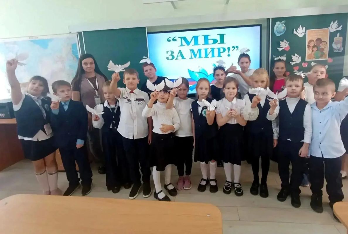 Учащиеся общеобразовательной школы № 7 вместе с библиотекарями городской библиотеки Ясиноватой творчески и познавательно отметили Международный день мира