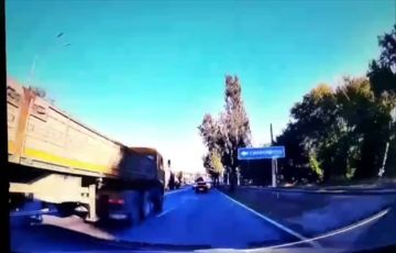 В Мариуполе бешеный длинномер специально едва не размазал легковушку по обочине