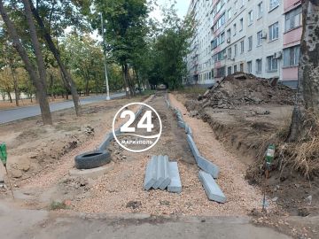 На бульваре Шевченко в Мариуполе идёт замена тротуара