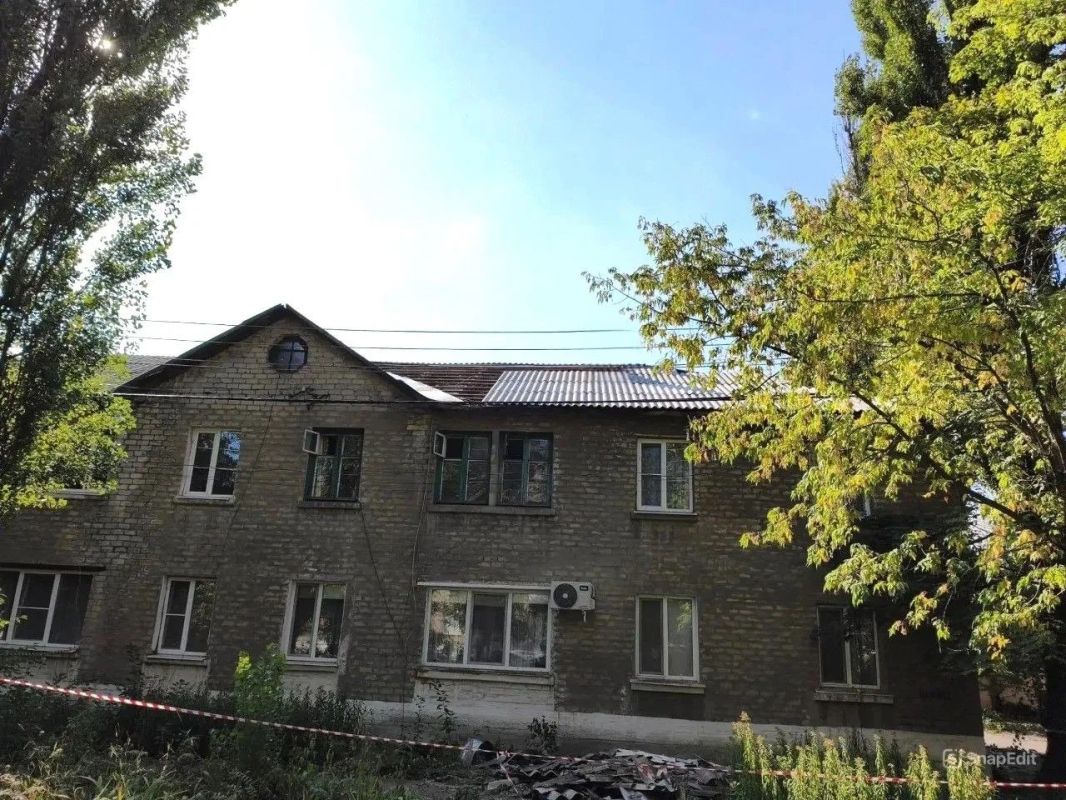 В Ждановке продолжается плановый ремонт кровель