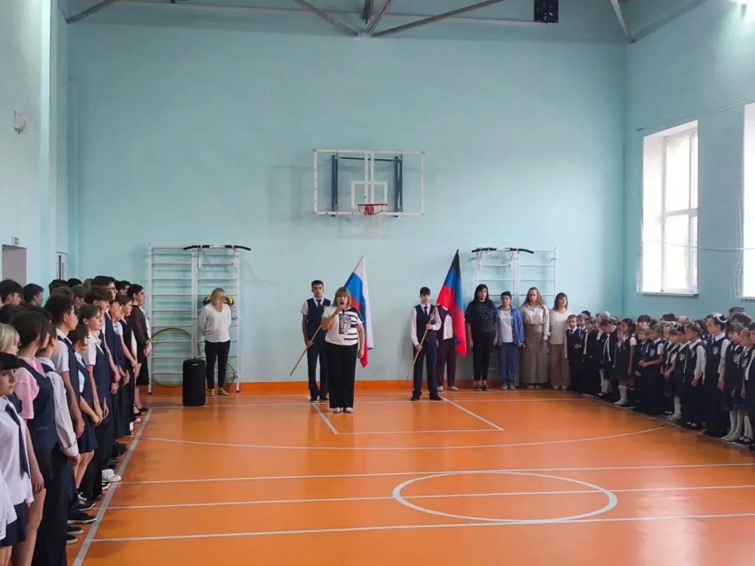 В Мангушской школе №2 состоялась традиционная общешкольная линейка