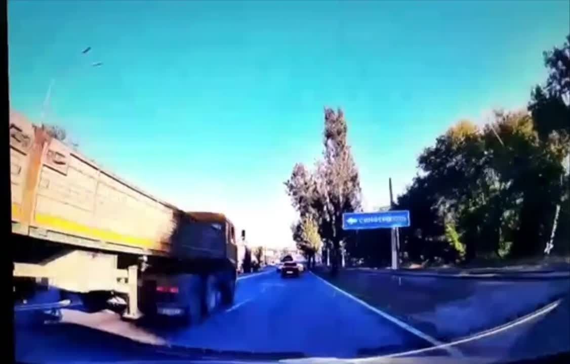 В Мариуполе бешеный длинномер специально едва не размазал легковушку по обочине