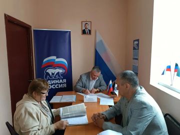 Сегодня, 23 сентября Николай Зайченко, депутат Народного совета ДНР первого созыва провёл приём граждан в Общественной приемной Единой России Червоногвардейского района городского округа Макеевка