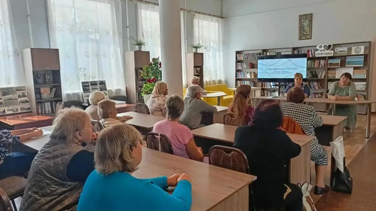 В читальном зале Зугрэсской библиотеке-филиале №3 состоялось заседание «Союз женщин России»