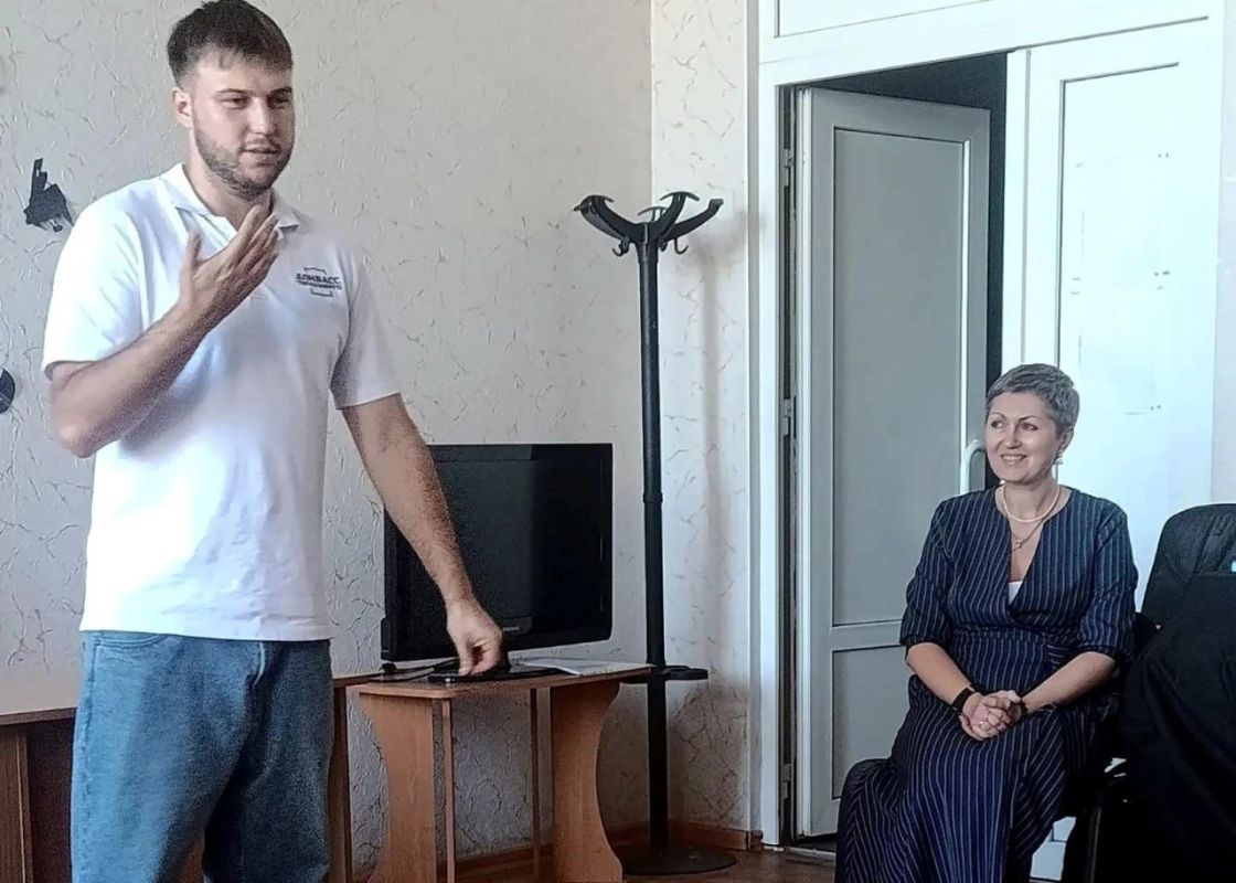 Иван Адамец: В Куйбышевском районе заместитель руководителя Управы Куйбышевского района Елена Строганова вместе со студентами ГБПОУ ДНР «Донецкий колледж культуры и искусств» встретилась с председателем АНО «Центр развития...