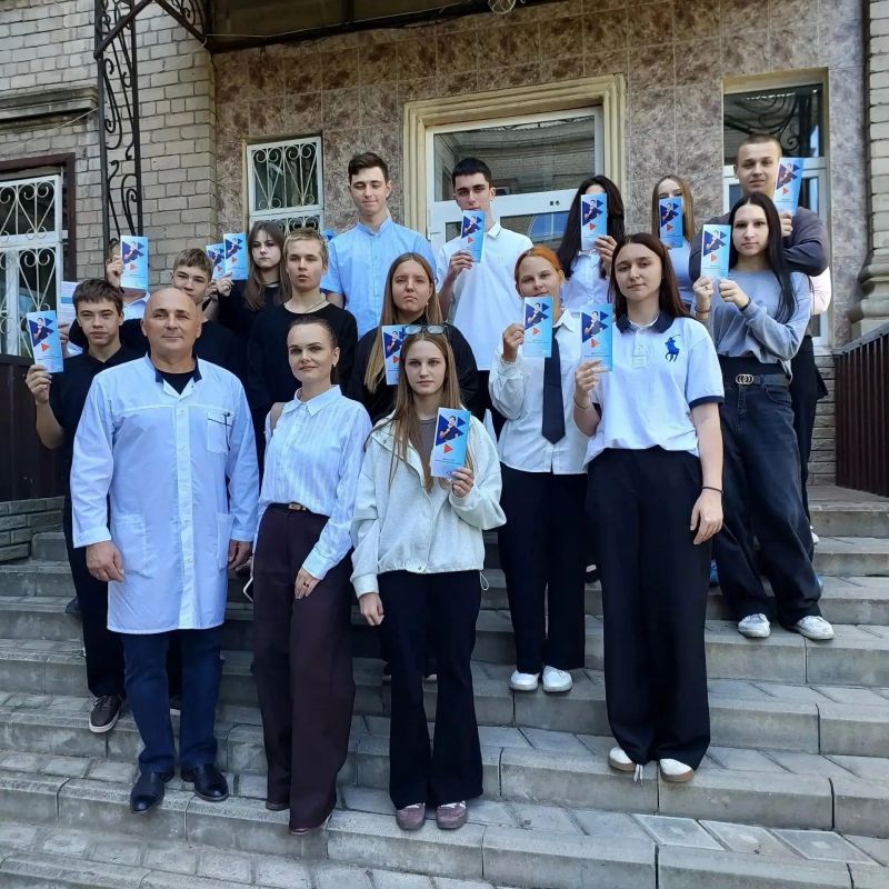 Школьникам Ждановки провели профориентационную экскурсию