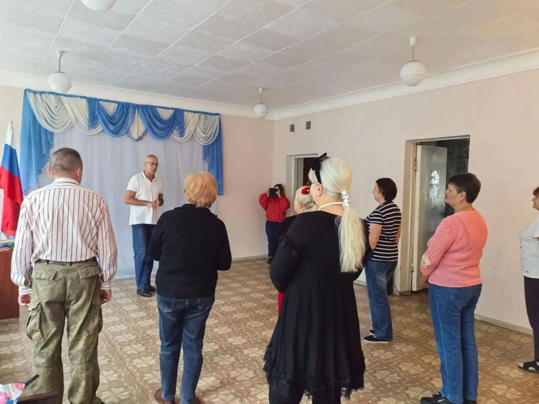 «Когда осень хмурится, танцы дарят свет»: в Центре соцобслуживания прошёл мастеркласс по социальным танцам