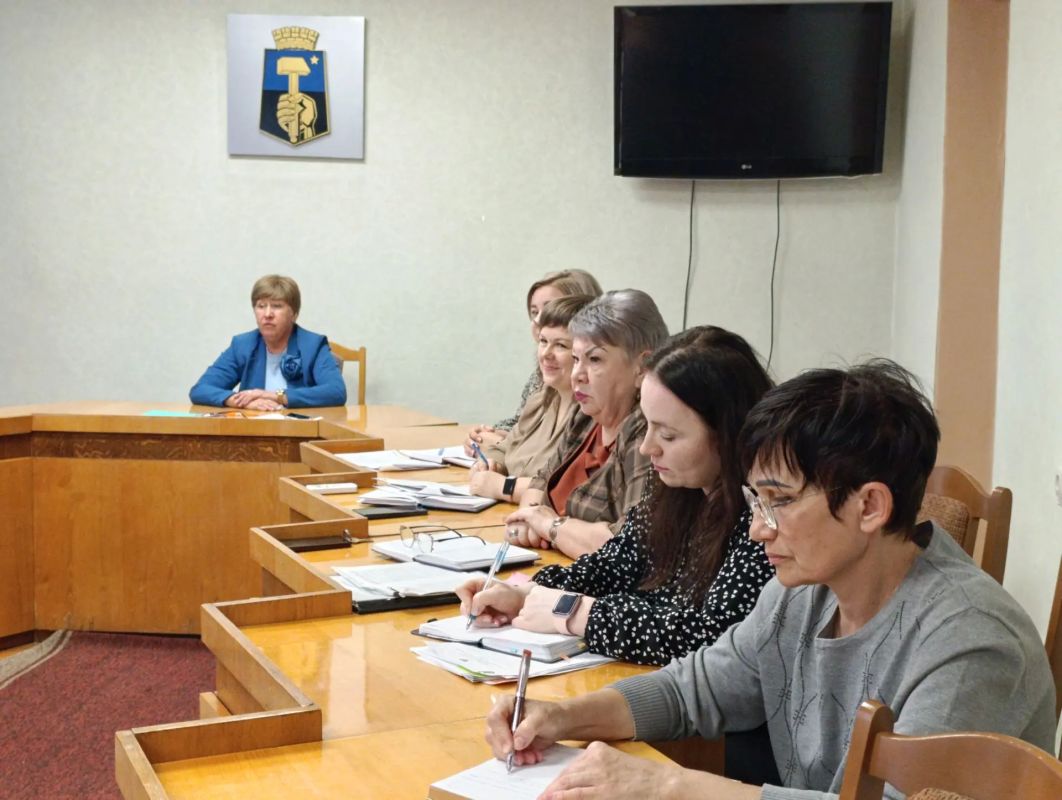 Елена Рязанцева: В Управе Пролетарского внутригородского района города Донецка состоялась рабочая встреча с участием заместитель руководителя Управы Юлия Ендоренко, руководитель филиала №5 ГКУ ДНР «Республиканский центр по...