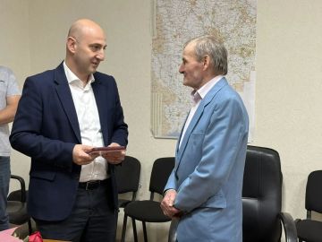 Гурген Малхасян: Сегодня, в преддверии Дня машиностроителя, поручению Главы Донецкой Народной Республики Дениса Пушилина вручил Петрову Геннадию Федоровичу знак отличия «За заслуги перед Донецкой Народной Республикой»