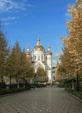 Районы города постепенно окрашиваются в золотые и багряные тона, словно сам город укутывается в тёплый осенний свет