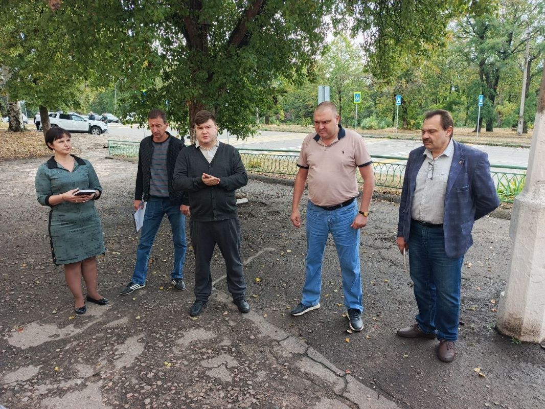 Сегодня, 23 сентября 2026 года, в рамках проектов «Управдом» и "Школа ЖКХ", руководитель Управы Алексей Дмитрюк провел встречу с жителями по адресу: ул. Кирова, 147