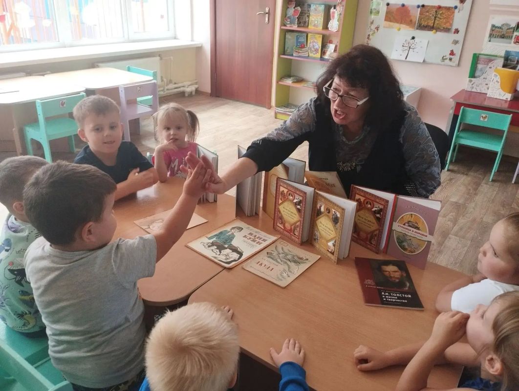 Детская библиотека-филиал продолжает знакомить воспитанников ГКДОУ «Детский сад № 8 ''Звёздочка'' г. о. Дебальцево» с лучшими детскими произведениями