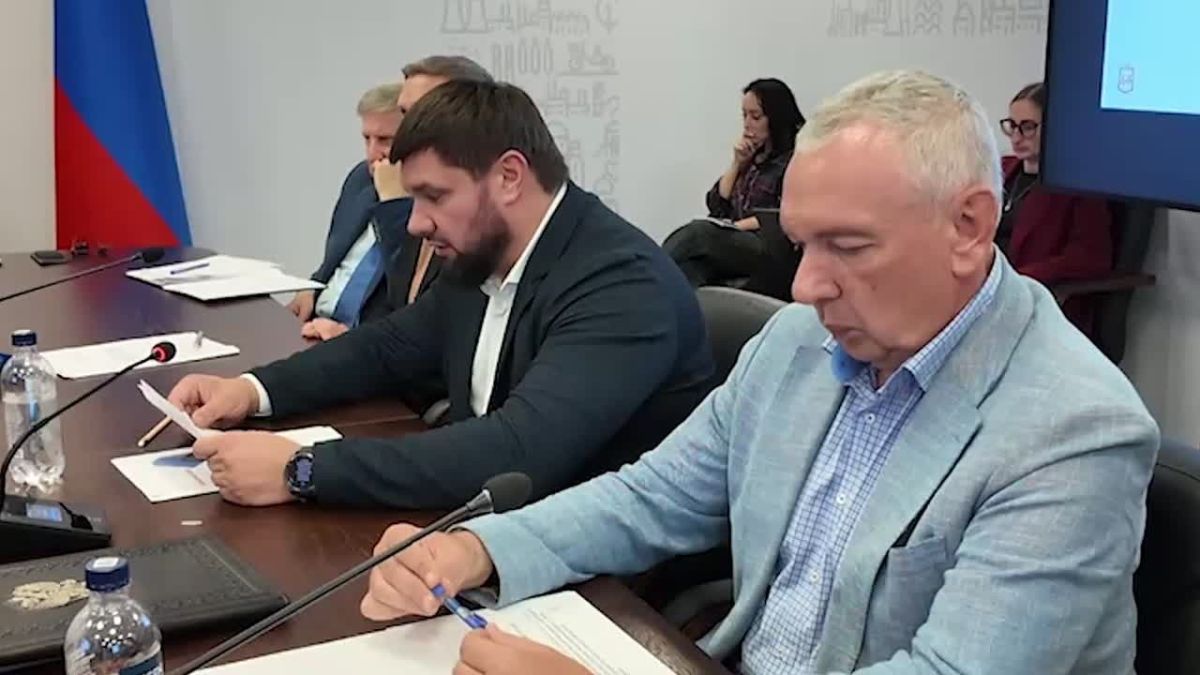 На очередном оперативном совещании руководитель Минстроя ДНР Владимир Дубовка доложил Главе ДНР Денису Пушилину о восстановлении, благоустройстве и подготовке к предстоящему отопительному сезону в регионе