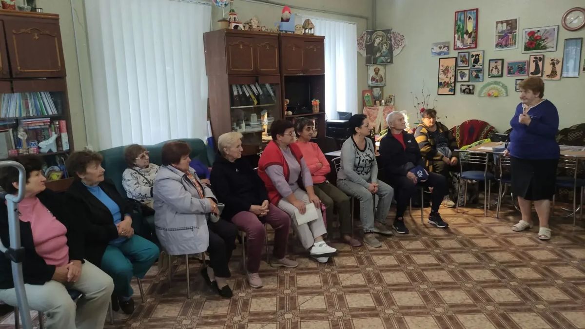Лидер общественного мнения Варвара Добрянская посетила отделение дневного пребывания для пожилых людей и инвалидов, чтобы обсудить насущные проблемы и планы по развитию города Комсомольское