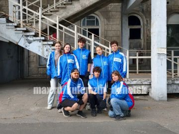 Сегодня Спортивная школа № 2 по футболу совместно с Российским студенческим отрядом в рамках проекта «Мирный десант» привела в порядок прилегающую территорию стадиона «Шахтёр»