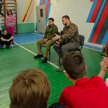 Безопасность на дороге и в Интернете: депутаты провели встречу со школьниками ДНР