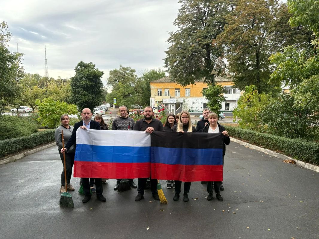 Сегодня, 24.09.2026, сотрудники Управы Ленинского внутригородского района Администрации городского округа Донецк приняли активное участие в акции "Чистый четверг"