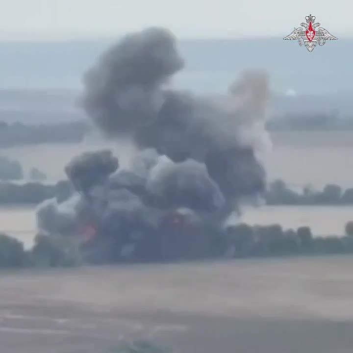 Эдуард Басурин: Минобороны России показало эпичные кадры точных ударов экипаже ВКС по ПВД 10-й отдельной горно-штурмовой бригады ВСУ в районе Маяков Краматорского района в ДНР