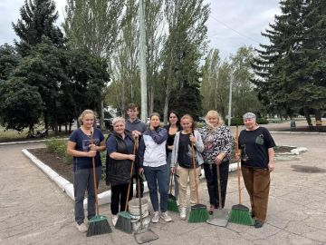 В Кировском продолжаются субботники