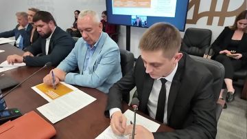 Александр Бондаренко: Первые автобусы в рамках нацпроекта «Инфраструктура для жизни» уже готовятся выйти на линии ДНР! Об этом доложил Главе Республики