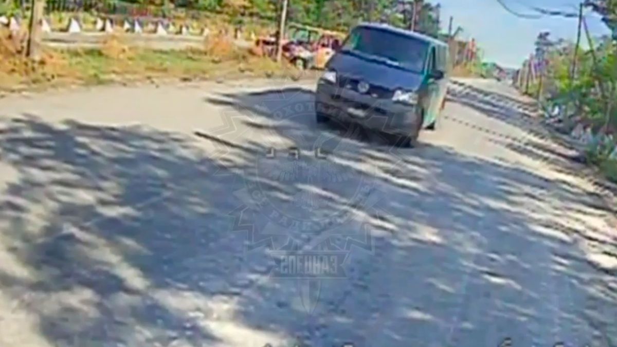 Операторы ударных дронов разгромили микроавтобус ВСУ в Малотарановке