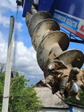 Сахалинские электрики заменили опоры ЛЭП в Шахтерском округе и Торезе