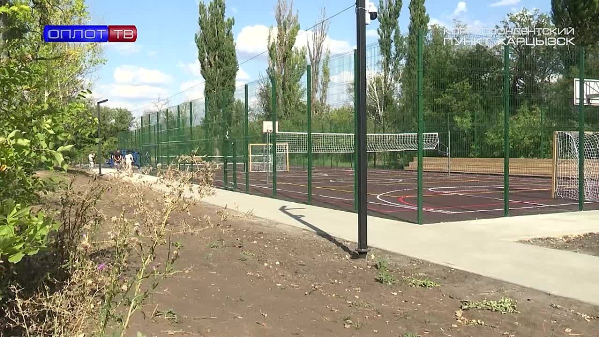 Спортплощадка у паркового пруда