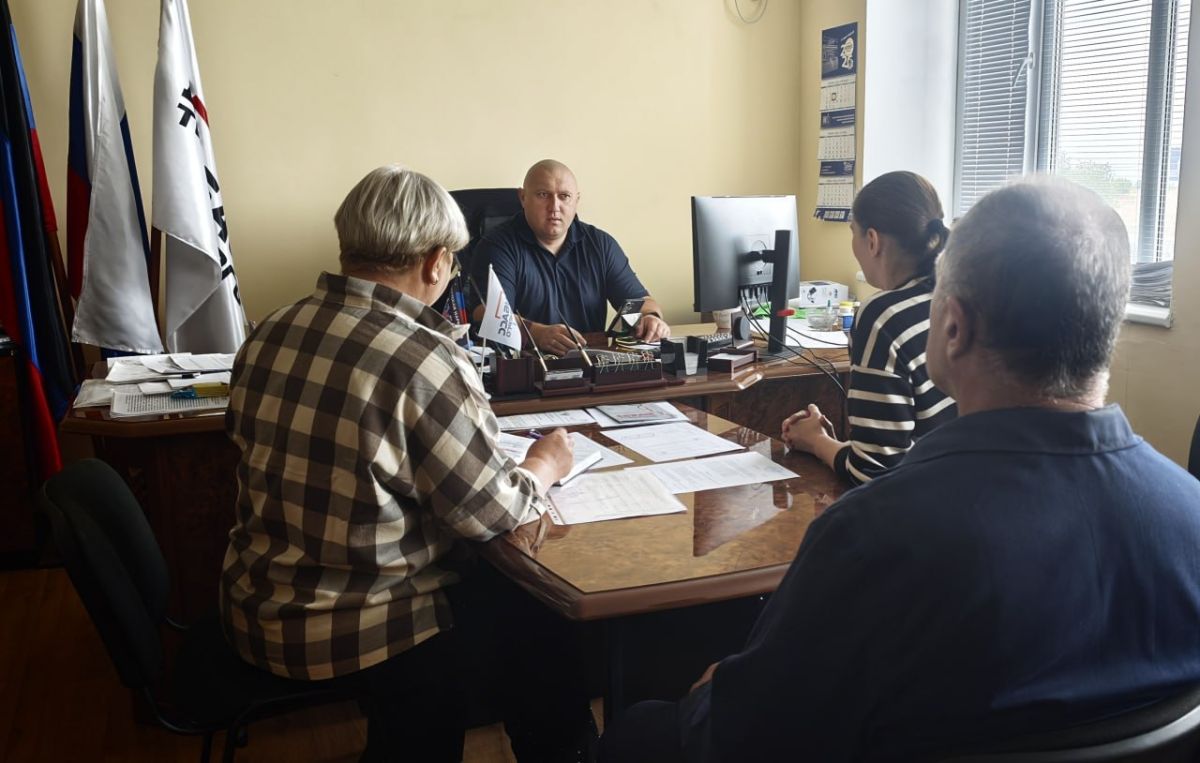 В ходе приёма граждан особое внимание уделил подготовке к отопительному сезону