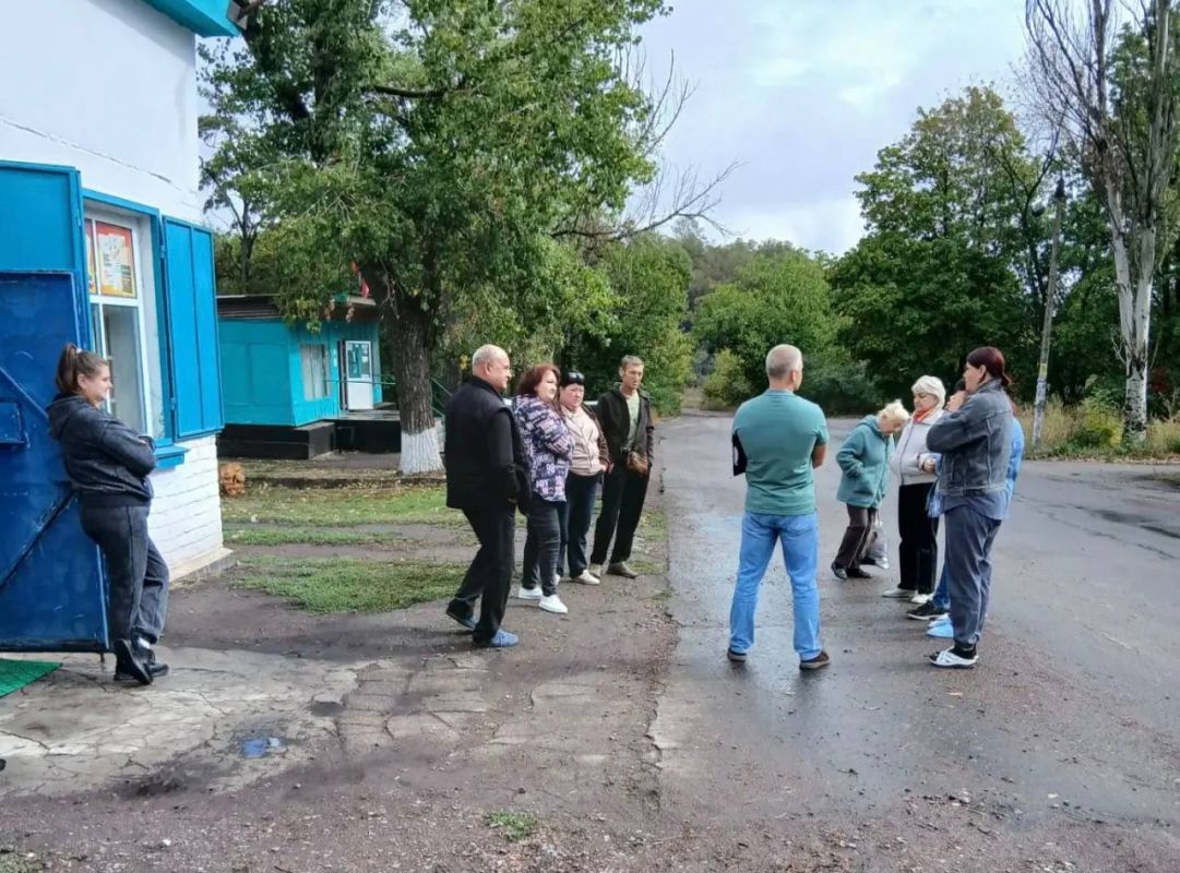 По партпроекту Единой России «Управдом» по улице Центральная поселка Горняцкое прошла встреча жителей с заведующим Горняцко-Залесненским териториальным сектором администрации городского округа Снежное