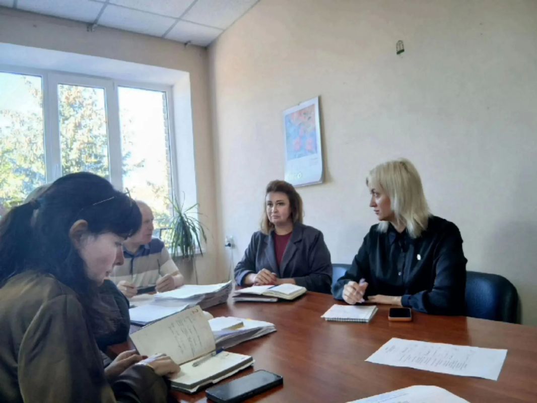 Сегодня в администрации Ясиноватой под председательством заместителя главы администрации округа Каролины Лисовенко состоялось заседание жилищной комиссии