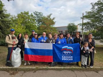 Субботник в Донецке!. Сотрудники Управы Ленинского внутригородского района Администрации городского округа Донецк, заместитель главы администрации городского округа Донецк Светлана Везденко, представители ТОС № 2 совместно с...