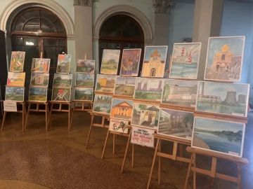 Сегодня, в Зугрэсском Дворце культуры открылась выставка рисунков ко Дню города!