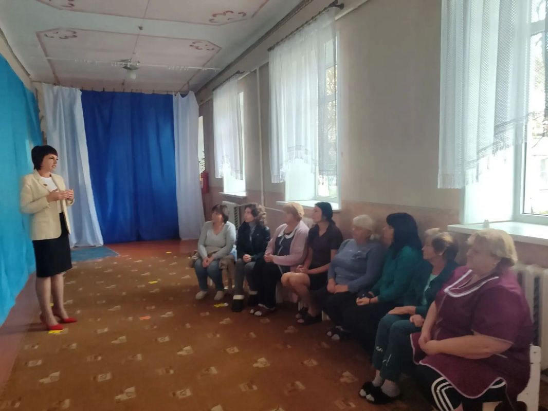 28 сентября, председатель Общественного совета Елена Серебрянская провела встречу с трудовым коллективом ГБДОУ "Детский Сад № 2 "Аленка" Г.О. Торез" ДНР