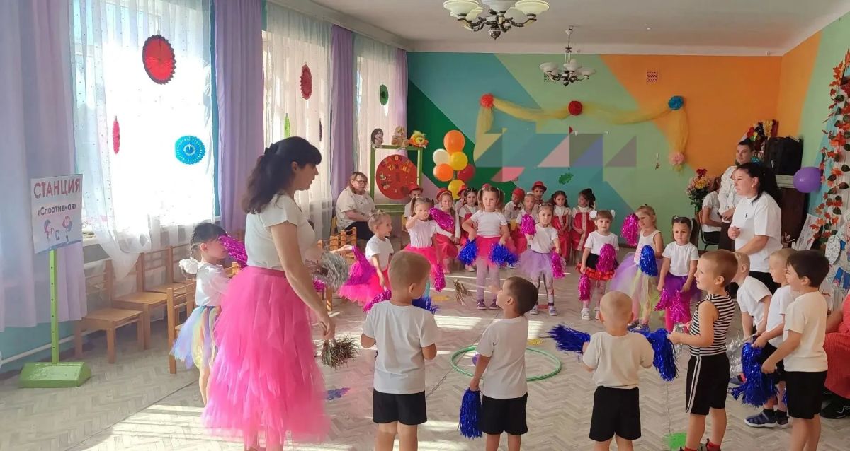 25 сентября воспитанники ГБДОУ «Кальчикский детский сад Володарского м. о.» ДНР поздравили всех сотрудников с профессиональным праздником — Днём воспитателя и всех дошкольных работников