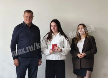 В школе № 68 состоялась церемония вручения первых паспортов юным Дончанам в рамках Всероссийской программы «Мы — граждане России!»