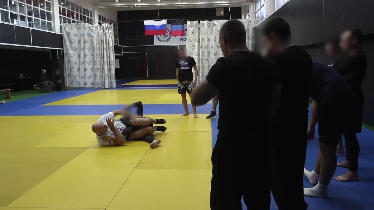 В ДНР легендарный борец поделился секретами единоборства с росгвардейцами