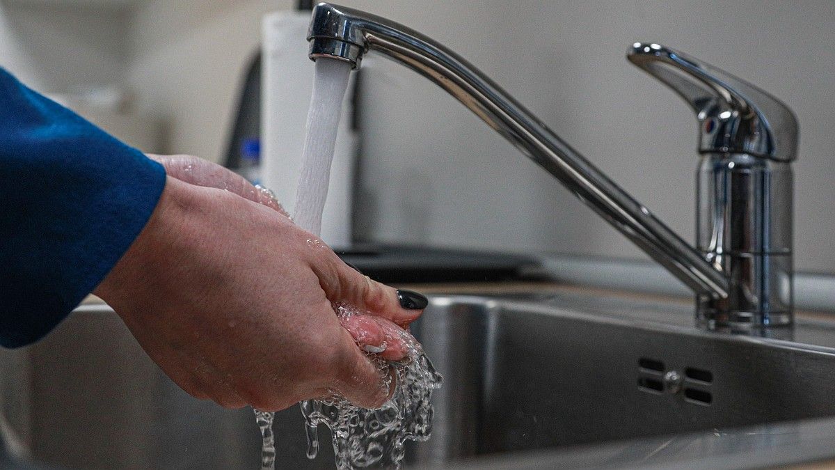 Вода начала возвращаться в дома жителей Приморья после аварии