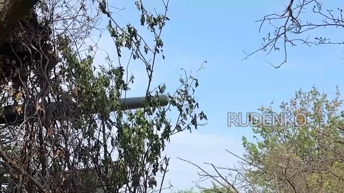 Андрей Руденко: Экипаж танка Т-80БВМ группировки войск «Центр» уничтожил пункт управления БПЛА ВСУ на Добропольском направлении