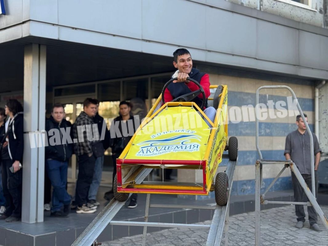 В Донецкой академии транспорта в рамках мероприятий "Внимание! Дети!" и программы "Обучение служением" прошла акция "Пристегни ремень безопасности!"