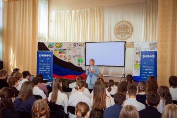В преддверии Дня воссоединения новых регионов с Россией в Донецке прошла встреча школьников с советником Главы ДНР, автором книги «Вопреки» о событиях 2014 - 2016 годов в Донбассе Еленой Никитиной