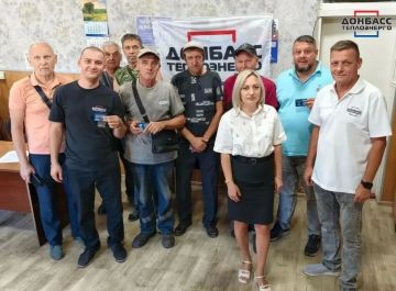 Пополнение в рядах единороссов: работники «Донбасстеплоэнерго» получили партбилеты