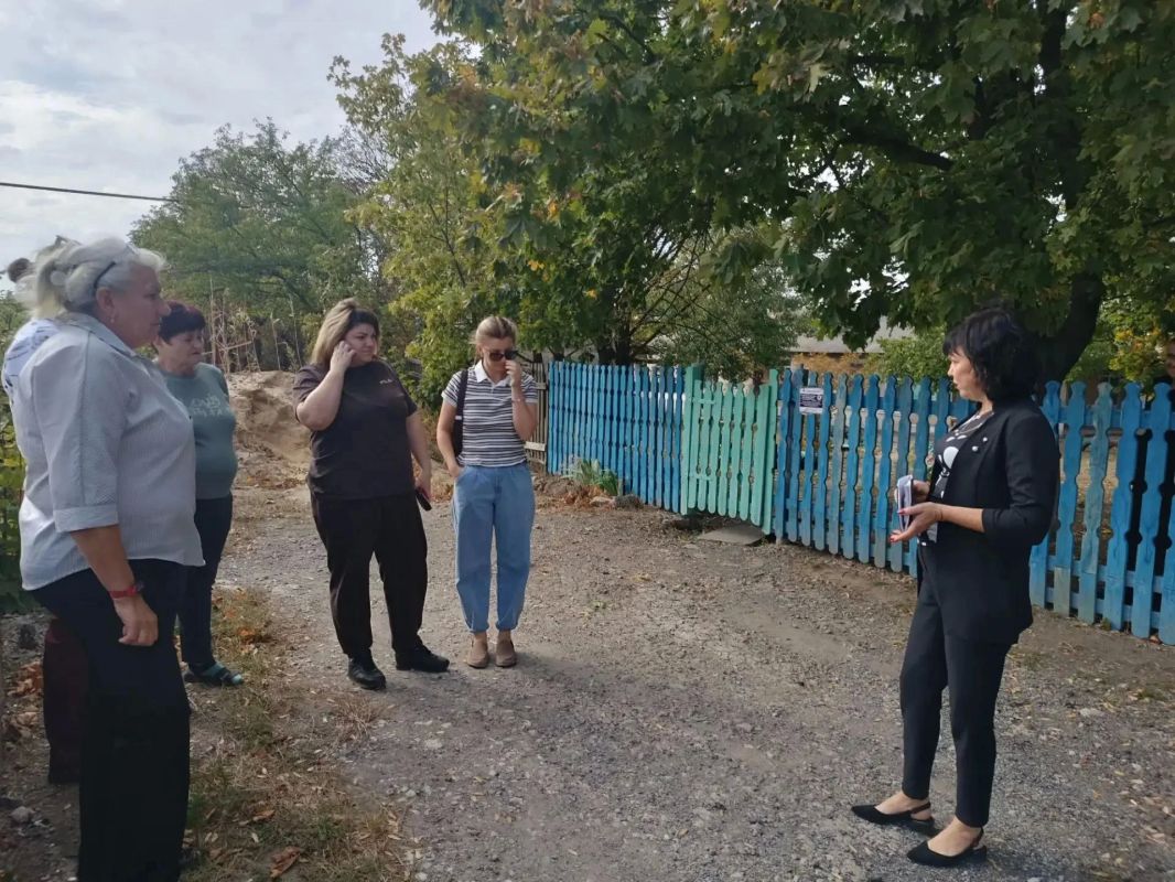 Замглавы администрации Амвросиевского муниципального округа Елена Крюкова провела рабочую встречу с жителями с. Василевка, дети которых посещают местный детский сад