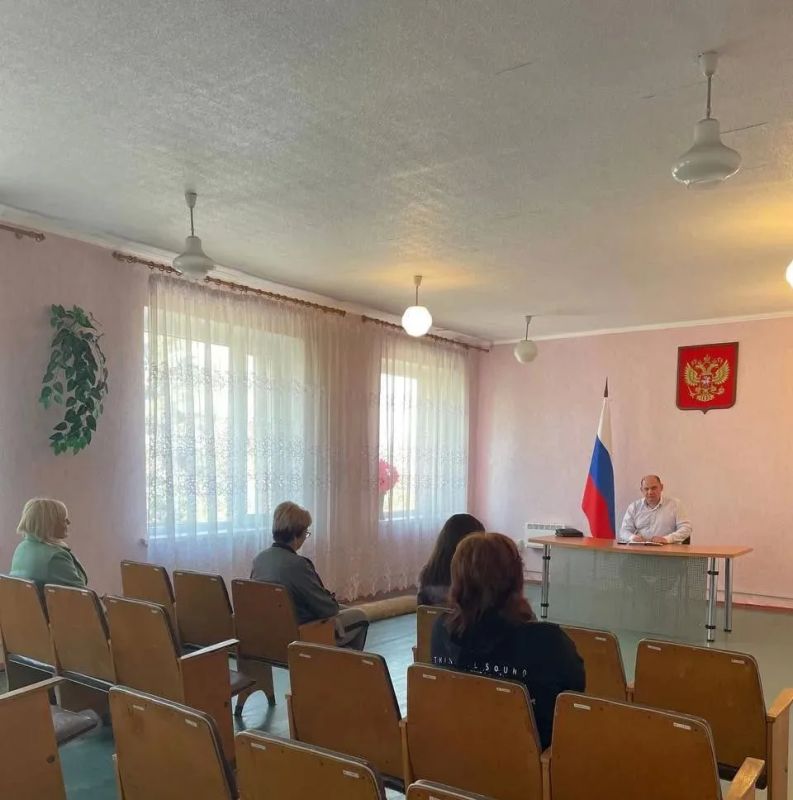 Депутат Амвросиевского муниципального совета Виталий Кучеренко провел встречу с жителями на своей закрепленной территории