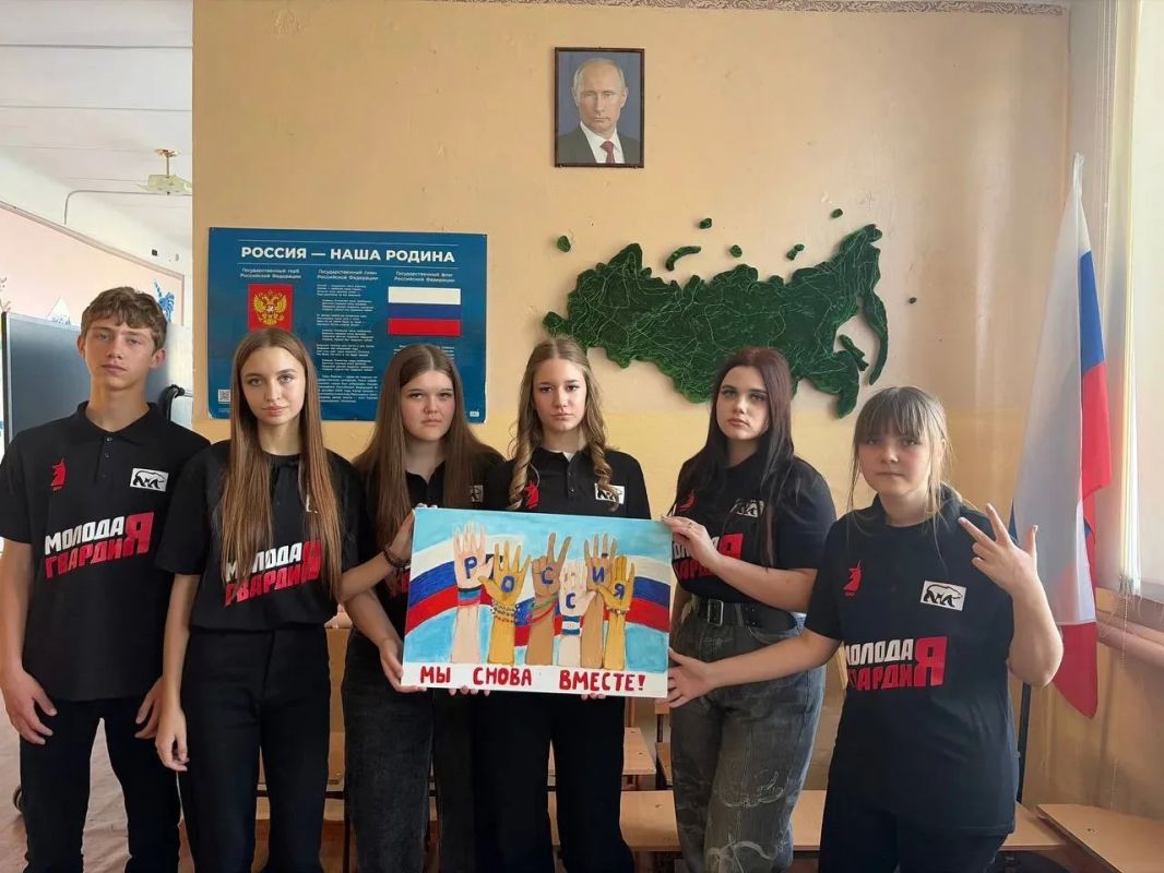 Рисуем будущее вместе!. В преддверии Дня воссоединения ДНР, ЛНР, Запорожской и Херсонской областей с Российской Федерацией активисты Тельмановского штаба МР и МГЕР ДНР проявила творческую инициативу! В образовательных...