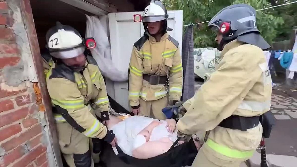 В Снежном сотрудники МЧС России оказали помощь 58-летней женщине