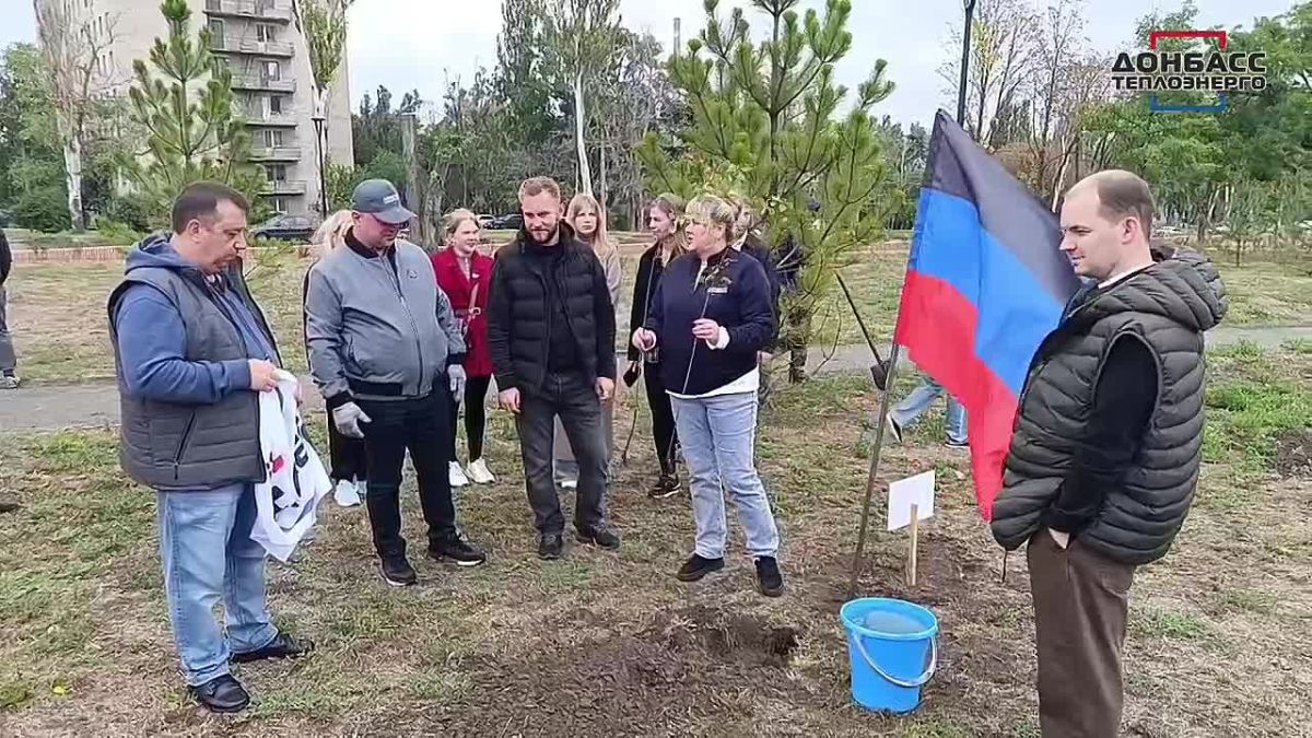 ПО СЛУЧАЮ ДНЯ ВОССОЕДИНЕНИЯ ДНР, ЛНР, ХЕРСОНСКОЙ И ЗАПОРОЖСКОЙ ОБЛАСТЕЙ С РОССИЕЙ «ДОНБАССТЕПЛОЭНЕРГО» ПРИНЯЛО УЧАСТИЕ В ВЫСАДКЕ БЕРЁЗОВОЙ АЛЛЕИ В ЛЕНИНСКОМ РАЙОНЕ ДОНЕЦКА