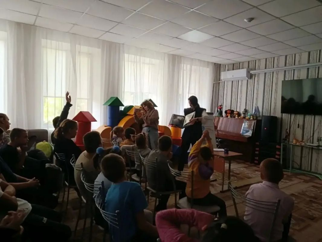 Библиотекарь центральной детской библиотеки, провела мероприятие посвященное Дню Воссоединения Донбасса в состав России в ГБУ СОН «СРЦН»
